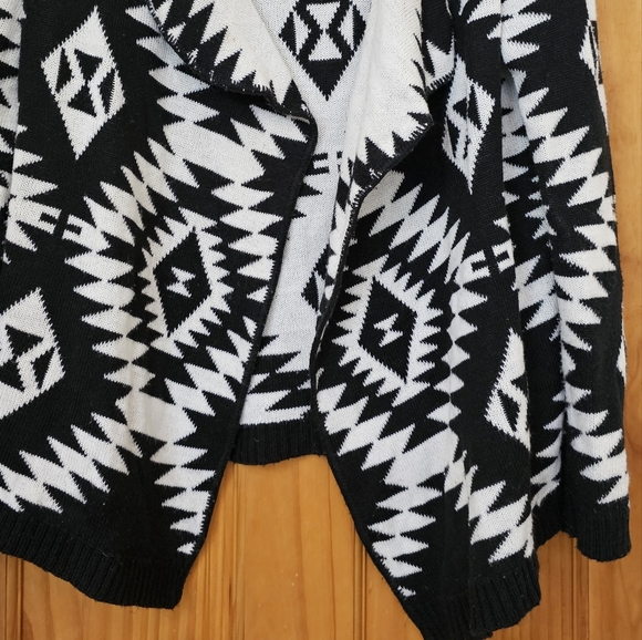 Studio 8 Women's Black And White Aztec Print Open Front Cardigan, Size S - Picture 7 of 11